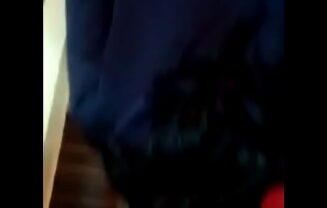 tiuzao  grava com  novinha  no escurinho   muito gostosa essa novinha  super molhadinha essa xereca