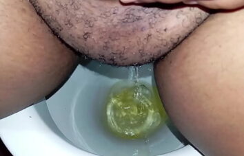 Crente safada fazendo xixi no banheiro da igreja