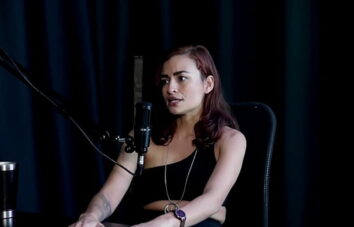 Esteve dentro de um relacionamento abusivo e foi internada no hospital psiquiátrico, vive um trisal, é massoterapeuta – Kamilla Werneck (SHEER/RED)