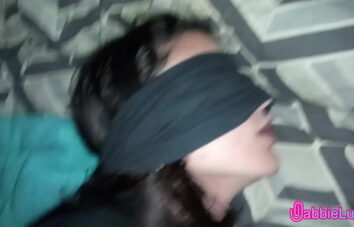 Eu estava amarrada e com os olhos vendados, consegui escapar e aconteceu! Novinha Gemendo Alto com Muito Tesão! CAIU NA NET (Gabbie Luna e Rennan Luna)