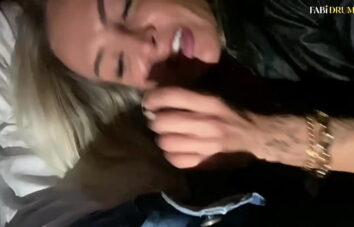 Milf safada não resistiu e caiu de boca no pauzão do amigo negão assim que percebeu ele duro no carro – Fabi Drumond