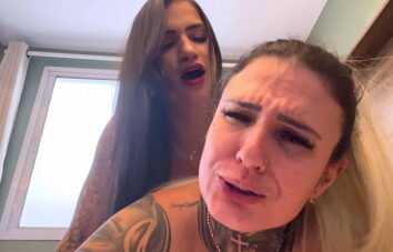 Nossa aquela foda gostosa com a quentura da buceta bem gostosa !Buceta com buceta chupando um cu bem molhado prontos pra gozar muito nessa suruba o pinto latejando