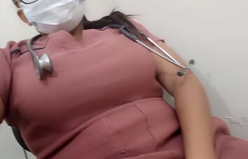 vieja sucia de la limpieza hace porno casero en su lugar de trabajo, ella cree que su cuerpo usado y sus tetas naturales, puede con grandes penes y sexo intenso